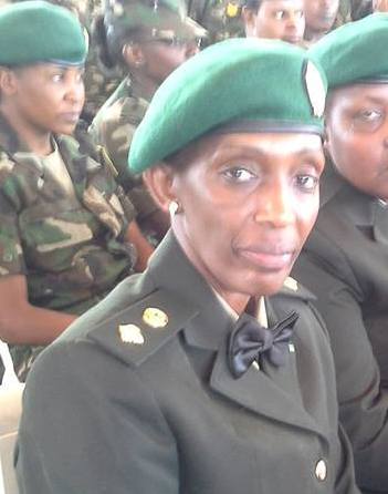 Kuri uyu munsi mu gihe abandi babyinaga bategeye amaboko Jeannette Kagame, Rose Kabuye we yabareba ameze nk'uwibaza niba basaze