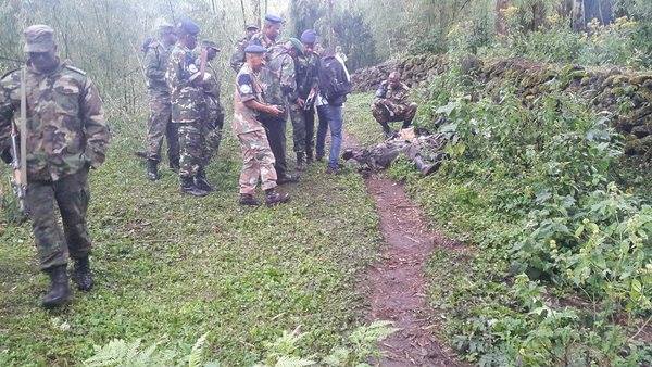 Uyu musirikare w'u Rwanda unafite imbunda ubu ari ku butaka bw'ikihe gihugu? Ko bivugwa ko abateye batinjiye mu Rwanda buriya uriya murambo uri mu kihe gihugu?