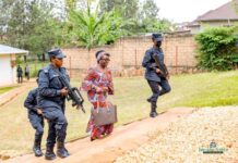 Victoire Ingabire yongeye gufungwa, abamwegereye bashinjwa gusoma igitabo “gishishikariza kwigomeka”